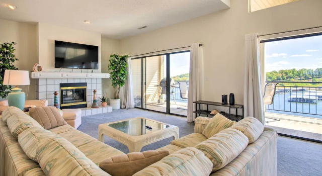 Апартаменты с 3 комнатами с балконом Waterfront Condo w/ Resort Perks in Lake Ozark!