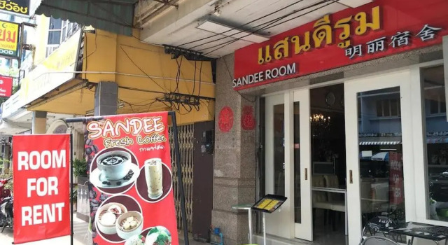 Кровать в общем номере Sandee Room