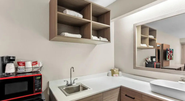 Четырёхместный номер Deluxe с балконом Red Roof Inn PLUS Chicago - Hoffman Estates
