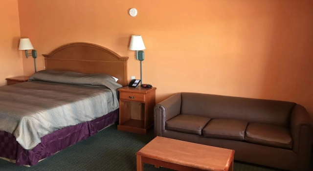Четырёхместный номер Standard American Inn Cleburne