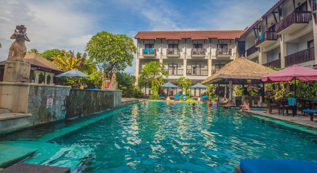 Кровать в общем номере The Lokha Legian Resort & Spa