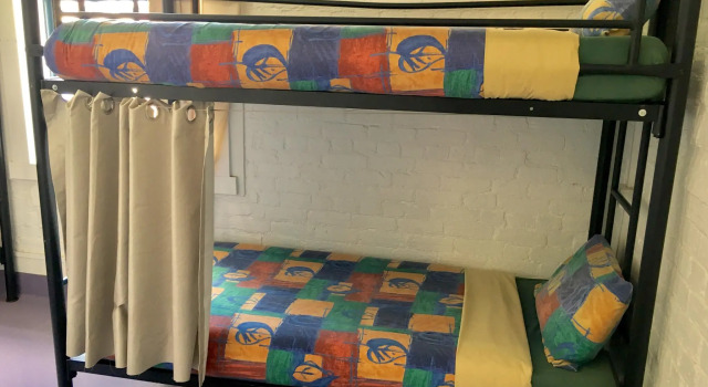 Кровать в общем номере Hobarts Accommodation & Hostel