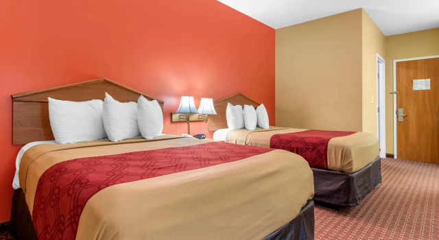 Четырёхместный номер Standard Econo Lodge Louisville Airport