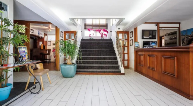 Hotel Plage Saint Jean, Забронировать Отель Отели Ла-Сьота 3 звезды, рядом с Пляж La Ciotat Beach, 3*
