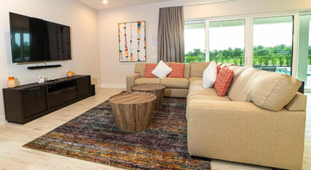Luxury Home in Bears Den Near Disney with Private Pool, Movie Room, Pool Table & Resort Amenities - 7924JC, Забронировать Курортный отель Отели Киссимми с парковкой, рядом с Osceola Square Mall, Парковка
