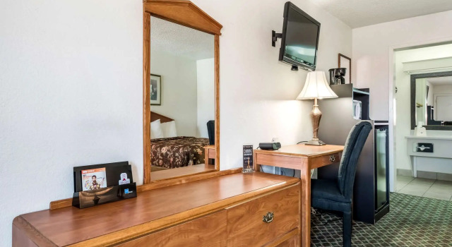 Четырёхместный номер Standard Americas Best Value Inn Paris
