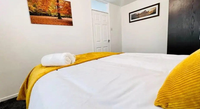Апартаменты Mayfair Place - Cosy 3 Bedroom House with Free Parking