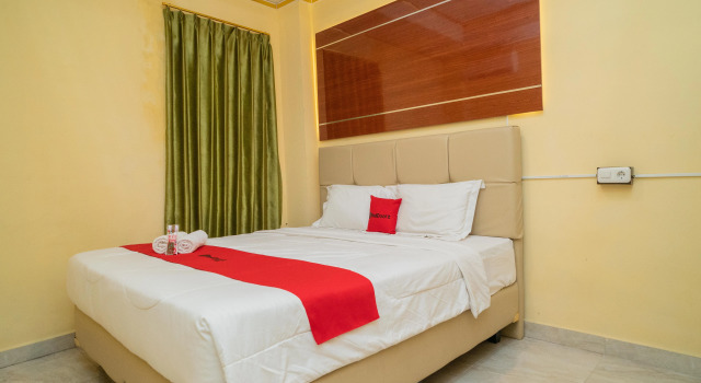 RedDoorz Plus Syariah near Pasar Turi