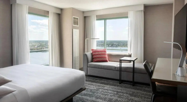 Номер Standard с видом на реку Norfolk Waterside Marriott