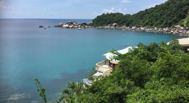 Кровать в общем номере Hin Wong Apartments Dive & Snorkel Resort