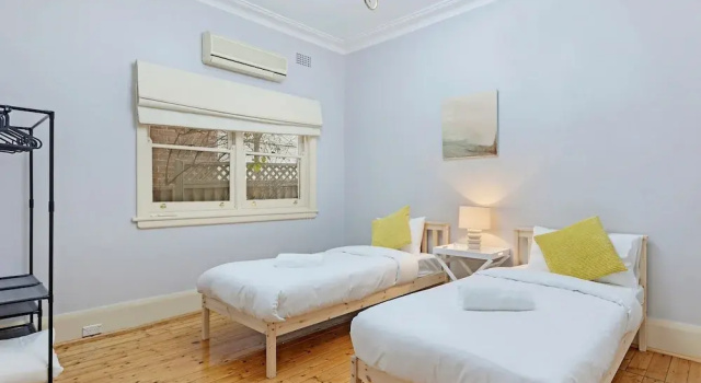 Коттедж Kozyguru | Campsie | Oldie-Goodie Look 4 Bed House