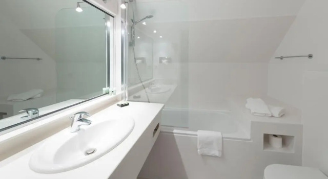 Трёхместный номер Superior Hôtel Les Jardins DAdalric