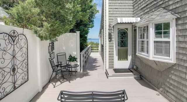 Коттедж Bayfront Plymouth Gem w/ Sunroom, Steps to Shore!