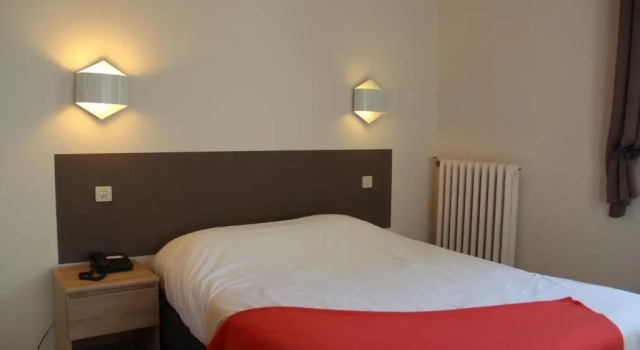 Номер Economy Logis Hotel restaurant des Thermes