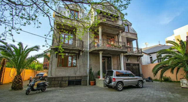 NaNas Guesthouse, Забронировать Отель Недорогие отели Батуми, рядом с Фонтан Нептуна, недорого