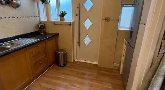 Коттедж Wimbledon Town Centre Garden Apartment with private parking - Sleeps 5