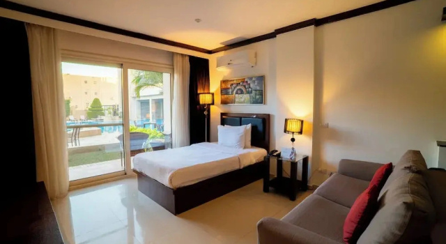 Полулюкс с балконом и с видом на бассейн Panacea Suites Hotel