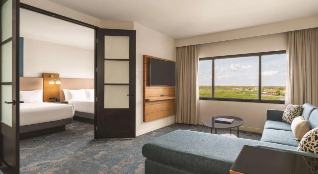 Четырёхместный люкс DoubleTree by Hilton Tampa Rocky Point Waterfront