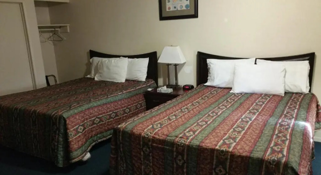 Четырёхместный номер Standard Budget Inn Mojave