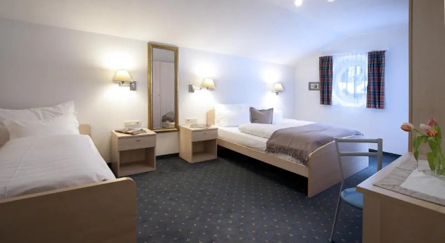 Полулюкс Hotel Italia