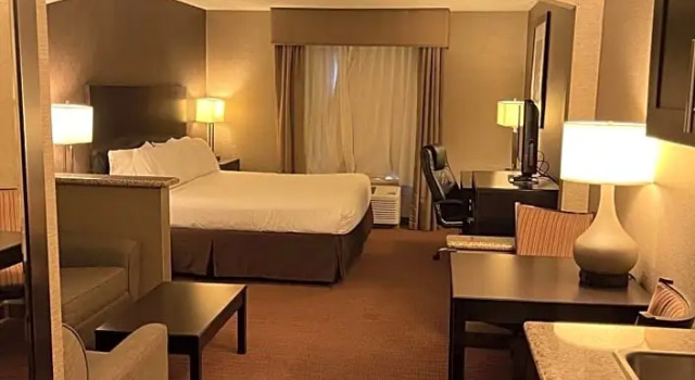 Люкс Country Inn & Suites by Radisson, Garden City, KS