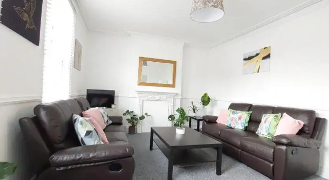 Very spacious two bedroom converted apartment in East Croydon
