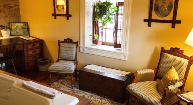 The Stagecoach Inn Bed & Breakfast and Five20 Social Stop, Book Bed and Breakfast Cedarburg Wisconsin