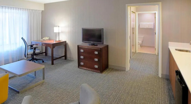 Двухместный люкс с 2 комнатами Courtyard by Marriott Kokomo