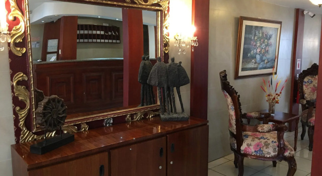 Hostal Mitad del Mundo, Забронировать Отель La Floresta Кито, рядом с Del Arbolito Park