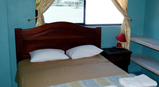 Hostal los Delfines, Boek Hotel Puerto Villamil 