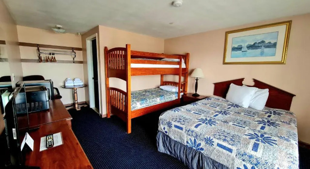 Четырёхместный номер Standard Regal Inn Hampton Beach
