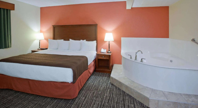Двухместный люкс AmericInn by Wyndham Alexandria