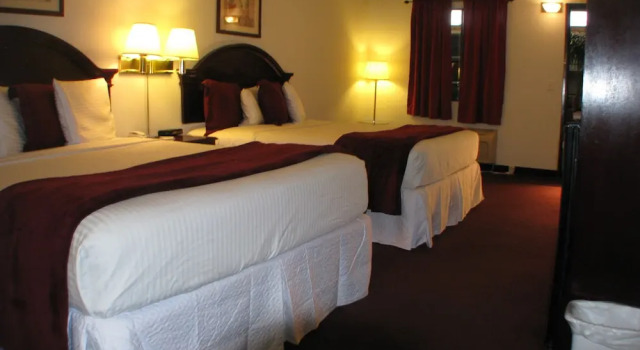 Четырёхместный номер Standard Dodge House Hotel