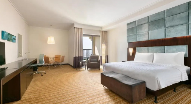 Двухместный номер Premier Отель Traders Hotel, Qaryat Al Beri