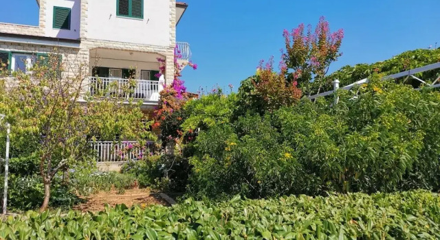 Srđan - 10 m From the Beach - A2, Rezerwuj Hotel Hotele w Split-Dalmatia County z parkingiem, Parking