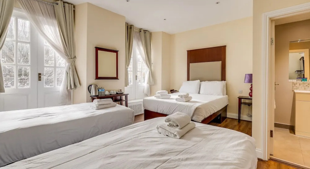 Четырёхместный номер Deluxe с балконом Belmont Hotel