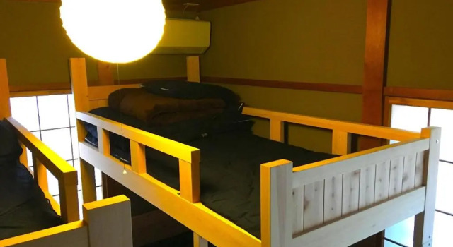 Кровать в общем номере Fuji House