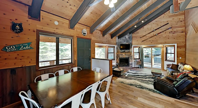 Cozy All-Season Cabin Near Shops, Beach, Skiing home, Забронировать Отель Тахо-Сити Норт-Лейк-Тахо, рядом с Парк Commons Beach