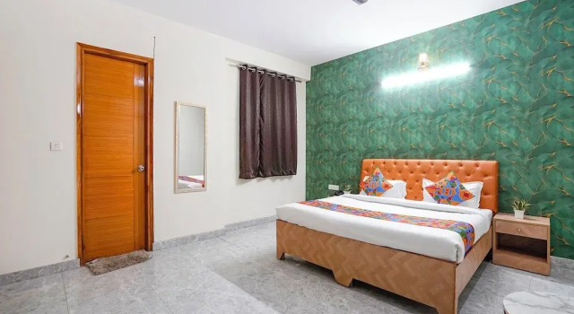 Fabhotel Divine & Banquet, Забронировать Отель Нойда штат Уттар-Прадеш