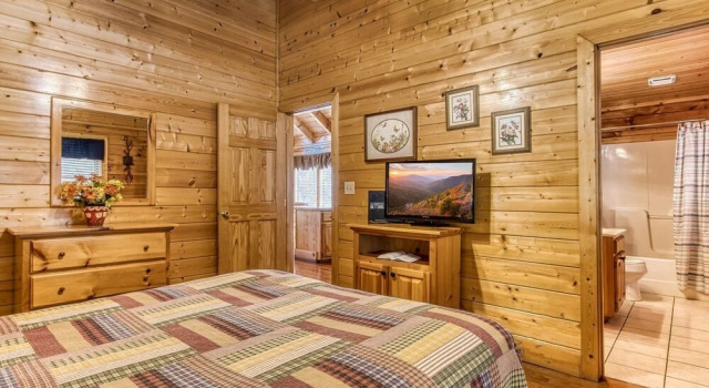 Ern859 - Absolute Paradise - Great Location! Close To All The Action! 2 Bedroom Cabin by RedAwning