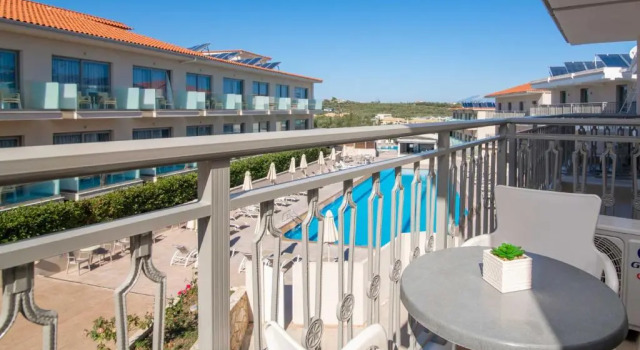 Семейный номер Standard с видом на бассейн Karras Grande Resort
