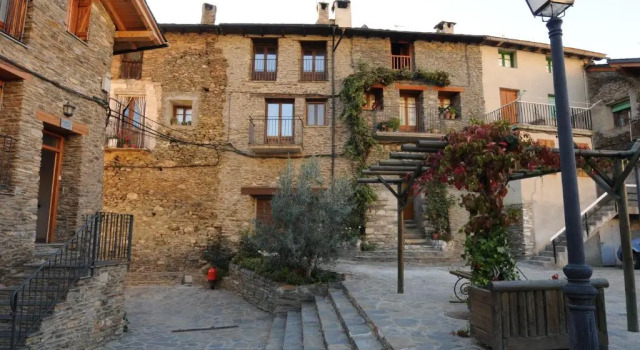 Casa Rural La Comella, Rezervați Hotel Tirvia Pallars Sobirà