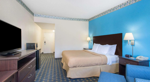 Двухместный номер Standard Days Inn by Wyndham Roanoke Hollins Near I-81