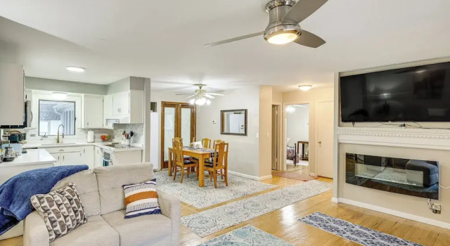 Апартаменты 6 Mi to Dtwn: Cozy Omaha Apt w/ Private Yard!