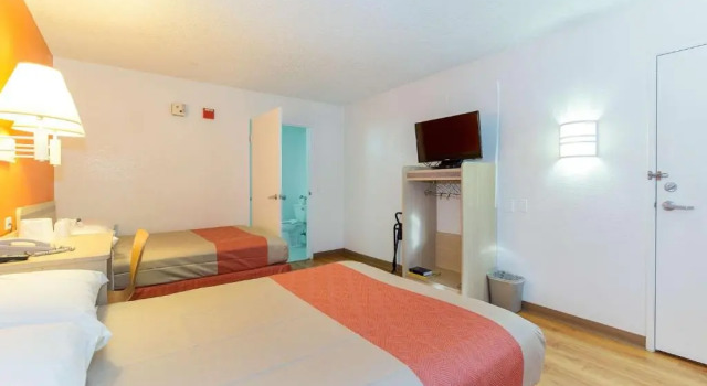 Четырёхместный номер Deluxe Motel 6 Hayward, CA- Silicon Valley Gateway