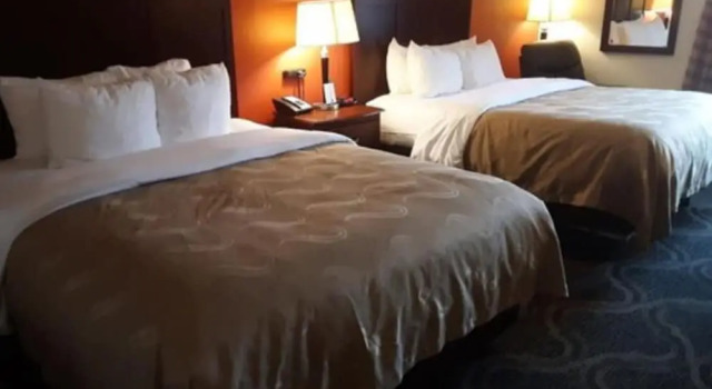 Quality Inn Prattville Montgomery, Book Hotel Hoteller i Prattville med parkering, Parkering