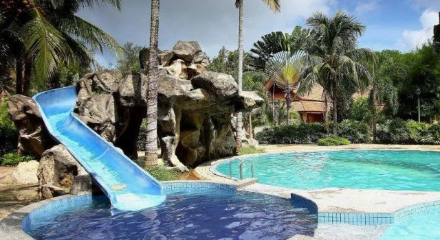 Łóżko w pokoju wieloosobowym Rompin Beach Resorts