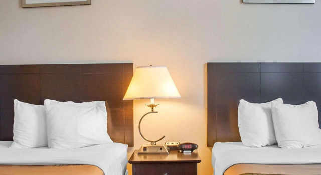 Четырёхместный люкс Woodstock Inn and Suites
