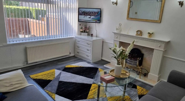 Modern 2-Bed Home - Private Garden Parking & WiFi, Забронировать Отель Отели Лидса 3 звезды, рядом с Рынок Leeds Kirkgate, 3*
