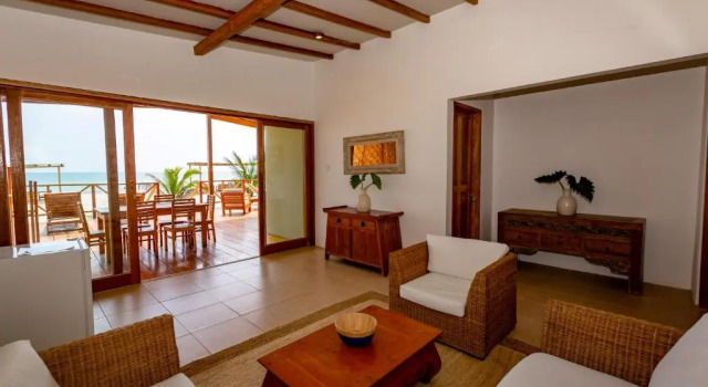 Deluxe Villa Hotel Punta Camarón Bungalows & Suites